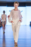 Desfile de Tata Kalita — Lviv Fashion Week ss17 (looks: blusa blanca, pantalón blanco)