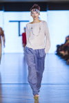 Modenschau von Tata Kalita — Lviv Fashion Week ss17 (Looks: weißer Pullover, blaue Hose)