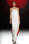 Pokaz Amaya Arzuaga — MBFW Madrid SS2017 (ubrania i obraz: suknia wieczorowa czerwono-biała)