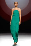 Pokaz Amaya Arzuaga — MBFW Madrid SS2017 (ubrania i obraz: suknia wieczorowa zielona)
