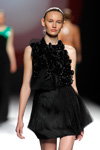 Pokaz Amaya Arzuaga — MBFW Madrid SS2017 (ubrania i obraz: suknia koktajlowa czarna, suknia koktajlowa mini czarna)