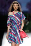 Показ Esther Noriega — MBFW Madrid SS2017 (наряды и образы: полосатое разноцветное платье, красная сумка)