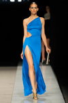 Показ Felipe Varela — MBFW Madrid SS2017 (наряды и образы: голубое вечернее платье с разрезом, серебряный клатч, золотые туфли)