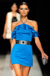 Pokaz Felipe Varela — MBFW Madrid SS2017 (ubrania i obraz: suknia koktajlowa mini błękitna, kopertówka srebrna)