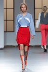 Pokaz Habey — MBFW Madrid SS2017 (ubrania i obraz: pulower błękitny, spódnica czerwona)
