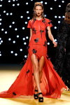 Pokaz Juanjo Oliva — MBFW Madrid SS2017 (ubrania i obraz: suknia wieczorowa z rozcięciem czerwona, sandały czarne)