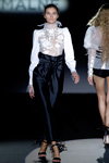 Показ MALNE Madrid — MBFW Madrid SS2017 (наряды и образы: белая блуза, чёрные брюки, чёрные босоножки)
