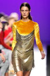 Марина Перес. Показ MANÉMANÉ — MBFW Madrid SS2017 (наряды и образы: золотое коктейльное платье, желтый джемпер)