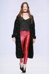 Pokaz Bella Potemkina — MBFWRussia FW16/17 (ubrania i obraz: kardigan w groszki czarny, top czarny, spodnie czerwone, półbuty czarne)