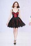 Pokaz Bella Potemkina — MBFWRussia FW16/17 (ubrania i obraz: suknia koktajlowa czerwono-czarna, półbuty czarne)