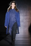 Pokaz Pirosmani by Jenya Malygina — MBFWRussia FW16/17 (ubrania i obraz: palto niebieskie, bluzka niebieska, spodnie czarne; osoba: Dasza Małygina)