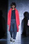 Pokaz Pirosmani by Jenya Malygina — MBFWRussia FW16/17 (ubrania i obraz: palto czerwone, spodnie czarne)