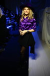 Марія Івакова. Гості — MBFWRussia SS2016 (наряди й образи: фіолетова блуза, чорна спідниця, чорні колготки)