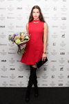 Єлизавета Голованова. Гості — MBFWRussia SS2016 (наряди й образи: червона сукня міні, чорний клатч, замшеві чорні ботфорти)