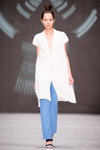 Pokaz DIMANEU — MBFWRussia SS2017 (ubrania i obraz: sukienka kamizelka biała, spodnie błękitne, sandały czarne)