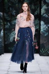Desfile de Faberlic by Alena Akhmadullina — MBFWRussia SS2017 (looks: falda azul, blusa cuero transparente)