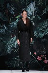 Олена Ахмадуліна. Показ Faberlic by Alena Akhmadullina — MBFWRussia SS2017 (наряди й образи: чорна сукня, чорні туфлі)