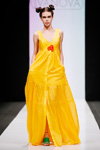 Pokaz IVANOVA — MBFWRussia SS2017 (ubrania i obraz: sukienka żółta, sandały zielone)