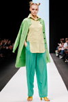 Pokaz IVANOVA — MBFWRussia SS2017 (ubrania i obraz: kardigan sałatkowy, bluzka piaskowa, spodnie zielone, sandały żółte)