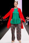 Pokaz IVANOVA — MBFWRussia SS2017 (ubrania i obraz: kardigan czerwony, bluzka zielona, spodnie wielokolorowe)