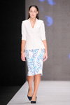 Pokaz Ksenia Knyazeva — MBFWRussia SS2017 (ubrania i obraz: bluzka biała, spódnica z nadrukiem biała, półbuty czarne)