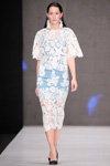 Pokaz Ksenia Knyazeva — MBFWRussia SS2017 (ubrania i obraz: suknia koktajlowa biała koronkowa, półbuty czarne)
