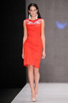 Показ Ksenia Knyazeva — MBFWRussia ss17 (наряды и образы: красное платье-футляр, бежевые туфли)