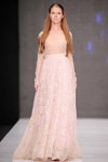 Pokaz Ksenia Knyazeva — MBFWRussia SS2017 (ubrania i obraz: suknia wieczorowa kremowa, rude włosy)