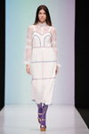 Modenschau von Laroom — MBFWRussia SS2017 (Looks: weißes Kleid, lila Strumpfhose mit Fantasie-Muster, goldene Sandaletten)