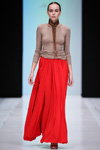 Pokaz Lena Karnauhova — MBFWRussia SS2017 (ubrania i obraz: pulower w kolorze kawa z mlekiem, spódnica czerwona, warkocz)