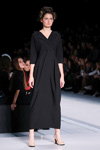 Pokaz Lena Karnauhova — MBFWRussia SS2017 (ubrania i obraz: sukienka czarna)