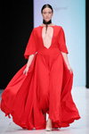 Pokaz Lena Karnauhova — MBFWRussia SS2017 (ubrania i obraz: suknia wieczorowa z dekoltem czerwona)