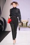 Показ Aleksandra Vanushina — MBFWRussia ss17 (наряды и образы: чёрная блуза, чёрные брюки, красная сумка, голубые туфли)