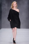 Pokaz Yulia Nikolaeva — MBFWRussia SS2017 (ubrania i obraz: sukienka czarna)