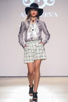 Daria Kononenko. Modenschau von Andreeva — Mercedes-Benz Kiev Fashion Days SS17 (Looks: schwarzer Hut, graue Bluse, weiße karierte Shorts)