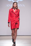 Modenschau von Andreeva — Mercedes-Benz Kiev Fashion Days SS17 (Looks: roter Mantel, hautfarbene Netzstrumpfhose)
