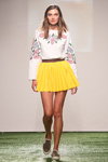 Alina Baikova. Modenschau von Anna K — Mercedes-Benz Kiev Fashion Days SS17 (Looks: weiße Bluse, gelber Mini Rock)