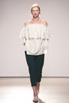 Показ ANOUKI — Mercedes-Benz Kiev Fashion Days SS17 (наряды и образы: зеленые брюки, белая блуза)