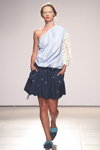 Tatyana Bryk. Modenschau von ANOUKI — Mercedes-Benz Kiev Fashion Days SS17 (Looks: himmelblaues Top, blauer Rock)