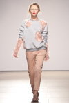 Pokaz ANOUKI — Mercedes-Benz Kiev Fashion Days SS17 (ubrania i obraz: pulower szary, spodnie cieliste)