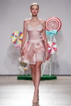 Pokaz Dafna May — Mercedes-Benz Kiev Fashion Days SS17 (ubrania i obraz: sukienka różowa)