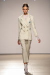 Показ FLOW — Mercedes-Benz Kiev Fashion Days SS17 (наряды и образы: белый полосатый брючный костюм, белые туфли)