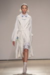 Pokaz FLOW — Mercedes-Benz Kiev Fashion Days SS17 (ubrania i obraz: palto białe, sukienka biała, skarpetki białe, półbuty białe)