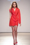 Pokaz Yanina Studio, NumberOne, FL by Alyona Aleksandrova — Mercedes-Benz Kiev Fashion Days SS17 (ubrania i obraz: sukienka żakiet czerwona, półbuty czerwone)