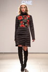 Показ Yanina Studio, NumberOne, FL by Alyona Aleksandrova — Mercedes-Benz Kiev Fashion Days SS17 (наряды и образы: чёрное цветочное стёганое пальто, чёрные ботфорты)