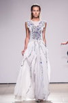 Desfile de Julia Gurskaja, Helena Art, Nikolay Palonnyi — Mercedes-Benz Kiev Fashion Days SS17 (looks: vestido blanco)
