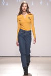 Pokaz Ksenia Schnaider — Mercedes-Benz Kiev Fashion Days SS17 (ubrania i obraz: pulower żółty, jeansy niebieskie)