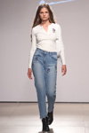 Pokaz Ksenia Schnaider — Mercedes-Benz Kiev Fashion Days SS17 (ubrania i obraz: pulower biały, jeansy błękitne)