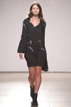 Pokaz Ksenia Schnaider — Mercedes-Benz Kiev Fashion Days SS17 (ubrania i obraz: sukienka mini czarna, botki czarne)