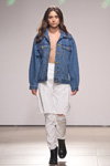 Pokaz Ksenia Schnaider — Mercedes-Benz Kiev Fashion Days SS17 (ubrania i obraz: kurtka dżinsowa niebieska, jeansy z podartymi nogawkami białe)